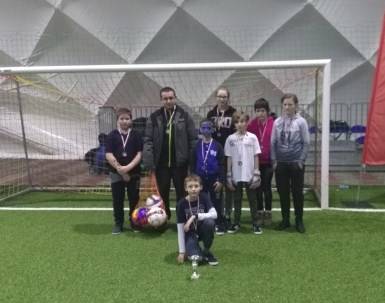 „Nasze Dzieci” z Czernic Borowych zdobyły puchar i medale w rozgrywkach „FutboLOVE TUMY”