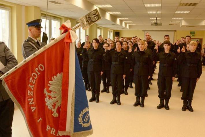 Ślubowanie nowo przyjętych funkcjonariuszy. Jeden z nich trafi do Przasnysza.