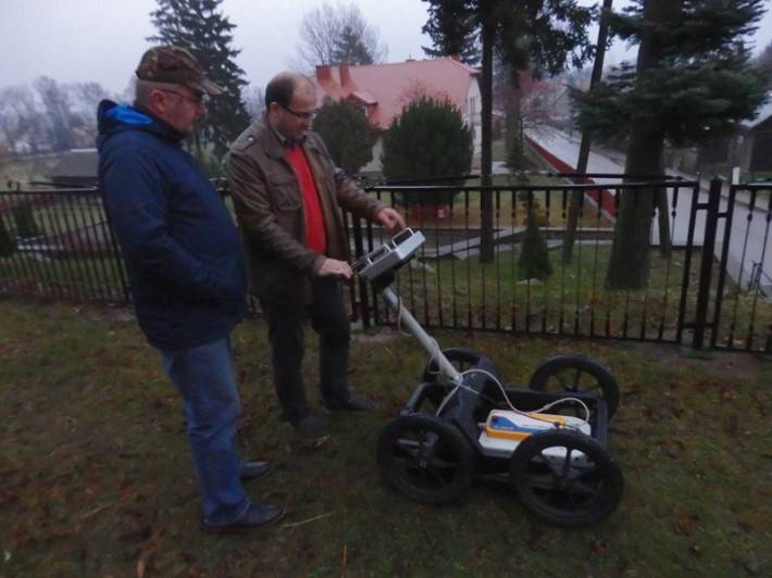 Badanie georadarem wnętrza i otoczenia kościoła w Czernicach Borowych (ZDJĘCIA)