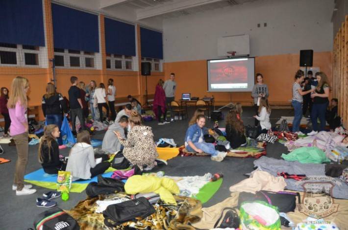 Gimnazjaliści spędzili noc w szkole