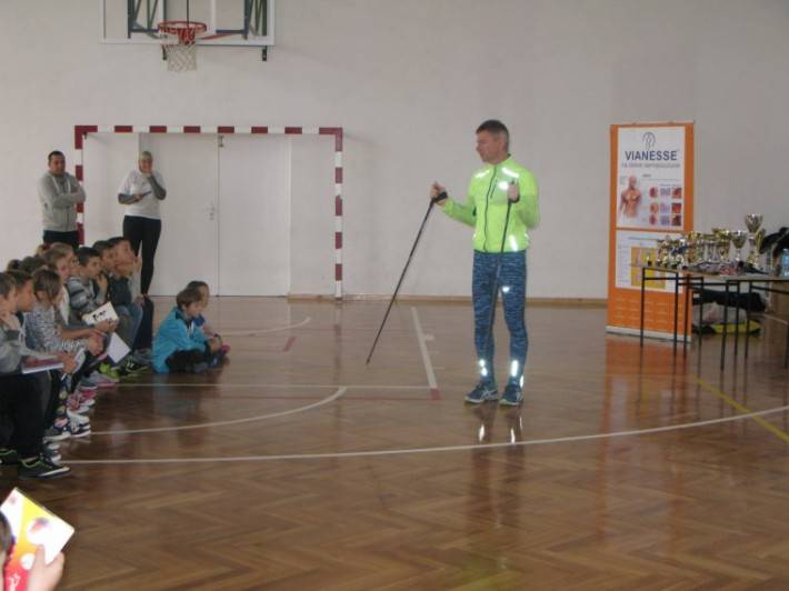 Mistrz Polski w Nordic Walkingu odwiedza uczniów z Czernic Borowych