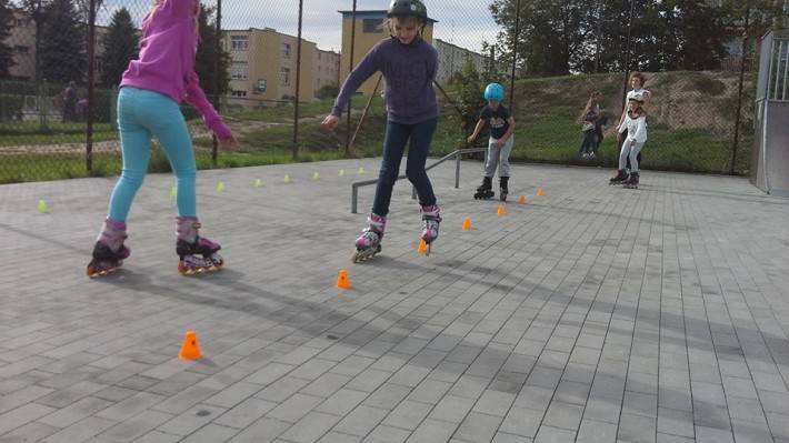 Slalom po skate parku - warsztaty rolkowe (ZDJĘCIA)
