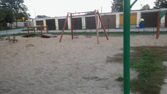 Plac zabaw pełny śmieci