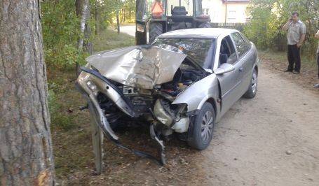 Opel uderzył w drzewo