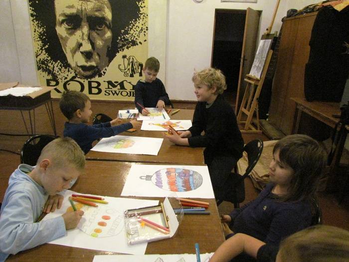 Warsztaty plastyczne w SP nr 5: Czym jest Batik? (ZDJĘCIA)