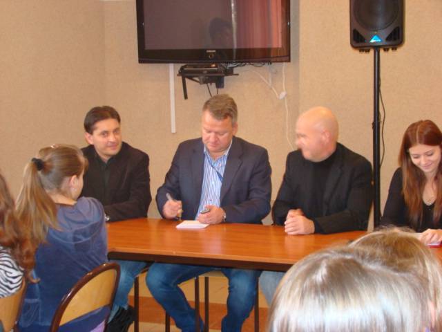 DEBATA „SPORTOWY OKRĄGŁY STÓŁ” W GIMNAZJUM