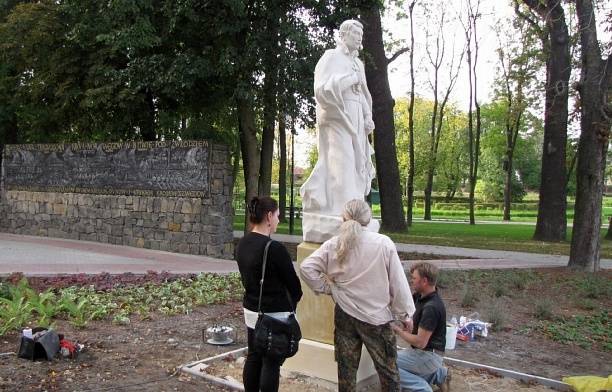 Święty patrzy na swe miasto