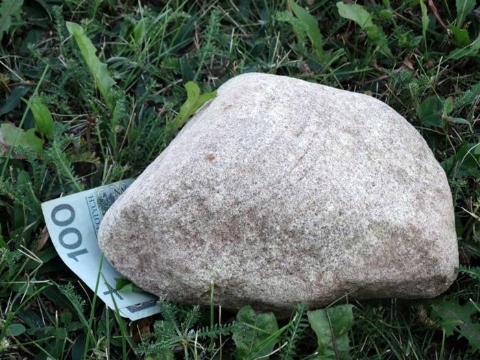 Ukradł pieniądze i schował pod kamieniem