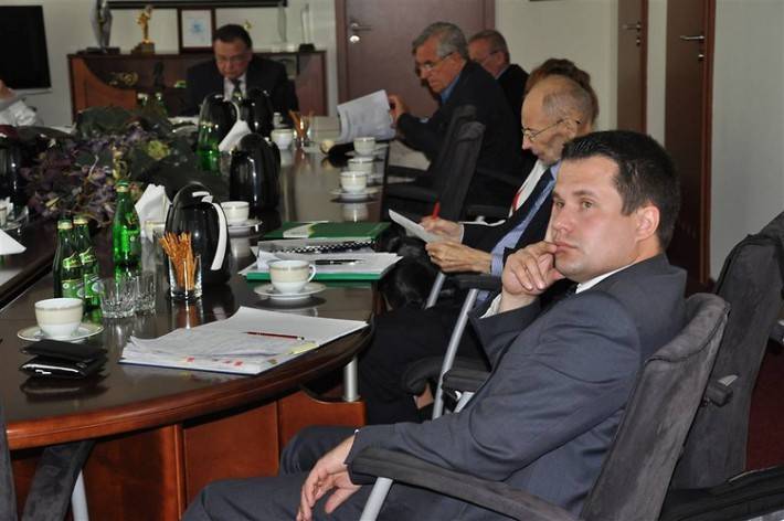 Co z „janosikowym”? – prace eksperckie w toku 