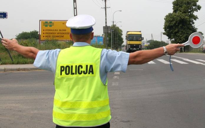 Policjanci kontrolują autokary