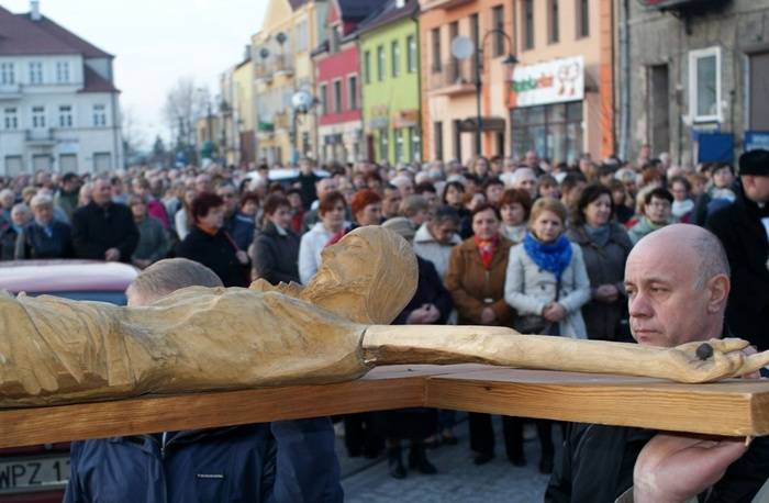 Za krzyżem ulicami miasta (ZDJĘCIA)