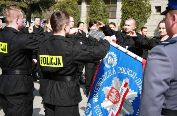 Ślubowanie nowo przyjętych policjantów