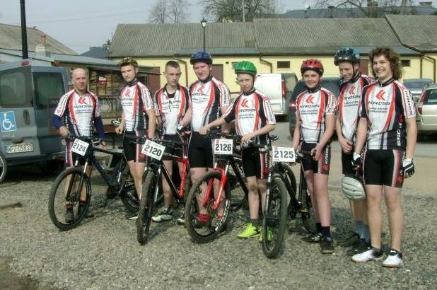 GIMNAZJALIŚCI W FINAŁOWYM WYŚCIGU KOLARSKIM Z CYKLU SANTINI NORTHEC MTB