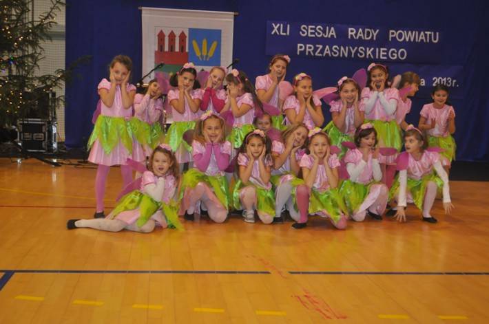 Występy tancerzy 2 ORel w Przasnyszu oraz wokalistki Natalii Jaworskiej podczas sesji Rady Powiatu Przasnyskiego (ZDJĘCIA)