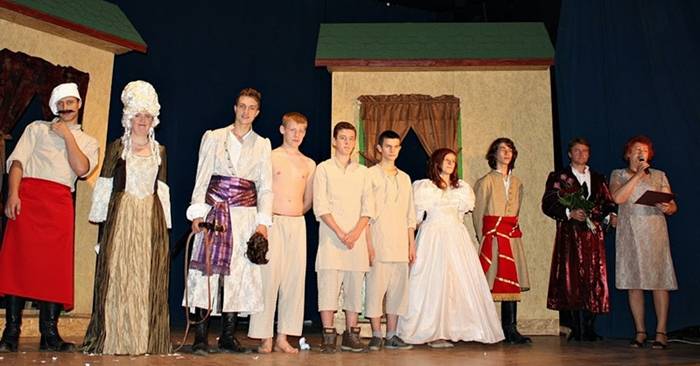„TEATR NAD WĘGIERKĄ” dwukrotnie wystawił „ZEMSTĘ”
