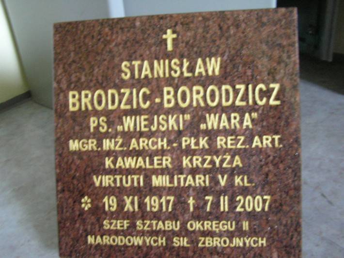 Policjanci odnaleźli pamiątkową tablicę 