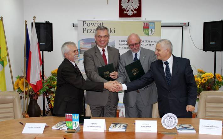 W Starostwie Powiatowym w Przasnyszu podpisano porozumienie  o współpracy Powiatu Przasnyskiego z Politechniką Warszawską (ZDJĘCIA)