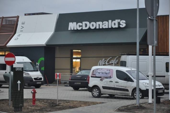 Alarm bombowy w McDonald-s w Ostrołęce i Łomży. Ewakuowano również galerię Veneda