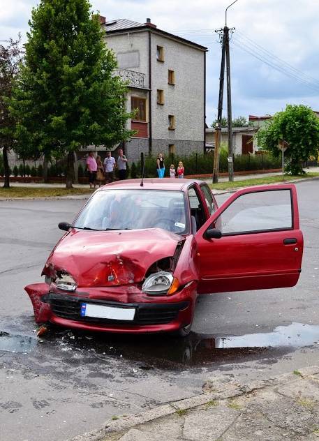 Kolizja na skrzyżowaniu ulic Broniewskiego i Starzyńskiego (ZDJĘCIA)