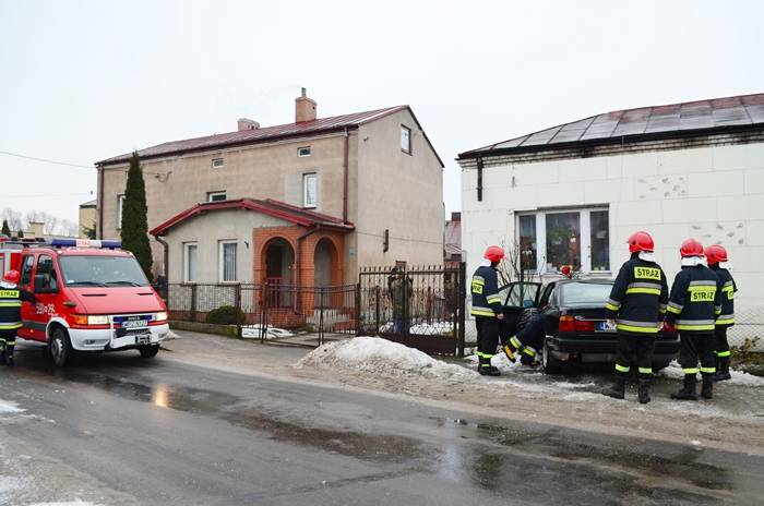 Wjechał samochodem w budynek mieszkalny
