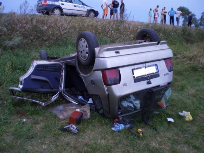 Wypadek samochodu osobowego w Jednorożcu (Zdjęcia)