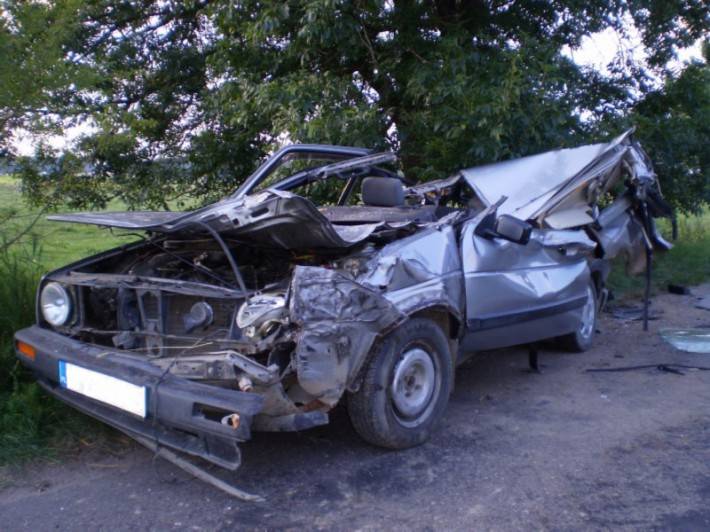 Wypadek samochodu osobowego z kombajnem zbożowym (Zdjęcia)