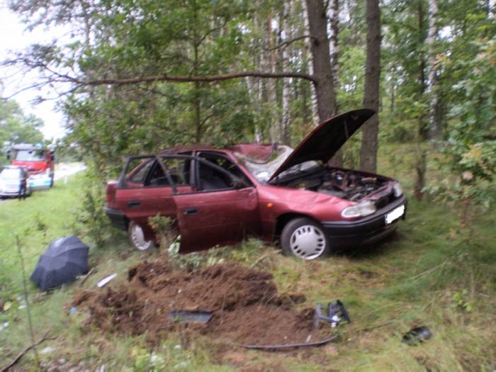 Wypadek samochodu osobowego Opla Astry w Romanach Seborach 