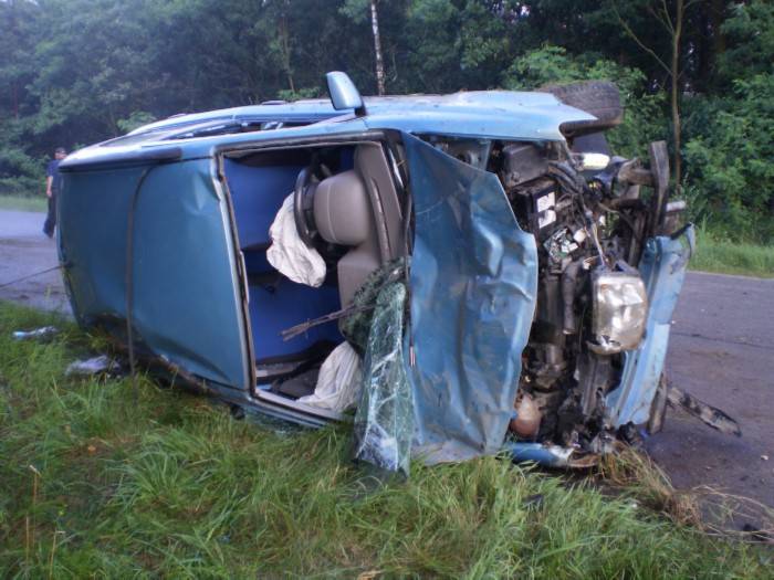 Wypadek samochodu osobowego w Dębinach (Zdjęcia)
