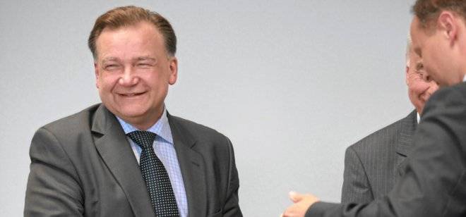 Kontrowersyjna decyzja Adama Struzika. Wręczył medal
