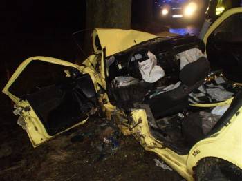 Krzynowłoga Wielka. Volkswagen Golf uderzył w drzewo (Zdjęcia)