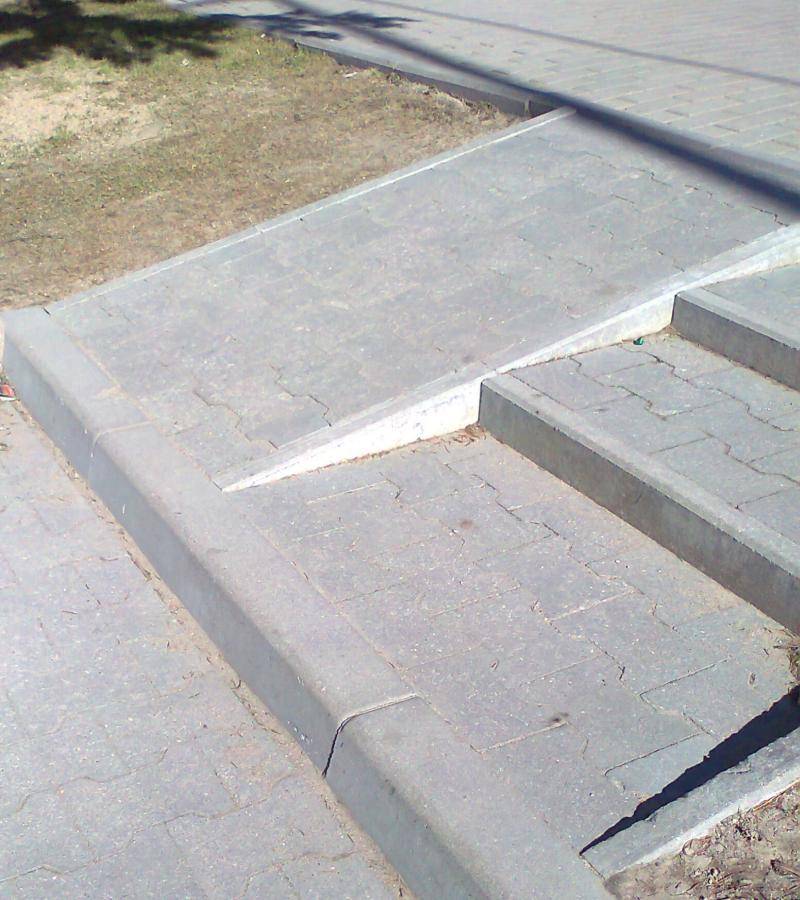 Podjazd dla pełnosprawnych