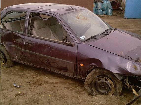 Ford dachował w rowie. Jechały nim trzy osoby