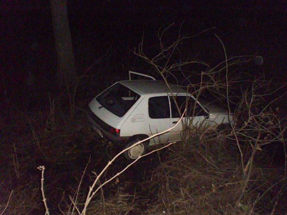 Jechał na podwójnym gazie i wjechał do rowu (zdjęcia)