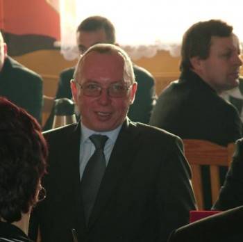 Wojewoda tnie koszty, ale nie płace
