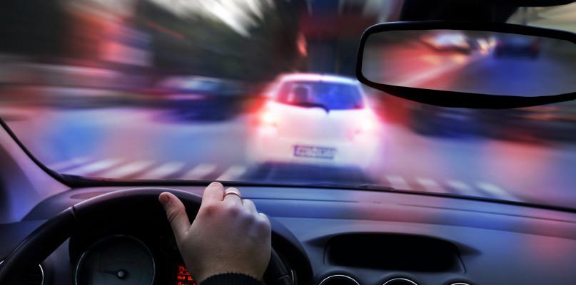 Na podwójnym gazie i z dwójką dzieci uciekał przed policją