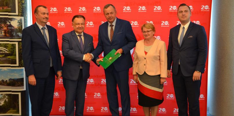 Nowe boisko w Przasnyszu i remonty obiektów sportowych w gminach. Podpisano umowy