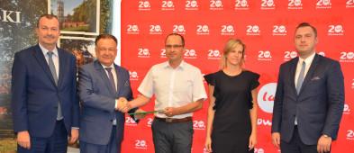 Nowy samochód ratowniczo-gaśniczy, sprzęt i remonty strażnic w gminach powiatu przasnyskiego