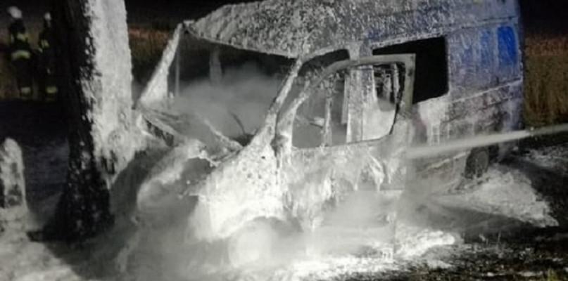 Poważny wypadek na trasie Karniewo-Przasnysz. Spłonął bus 