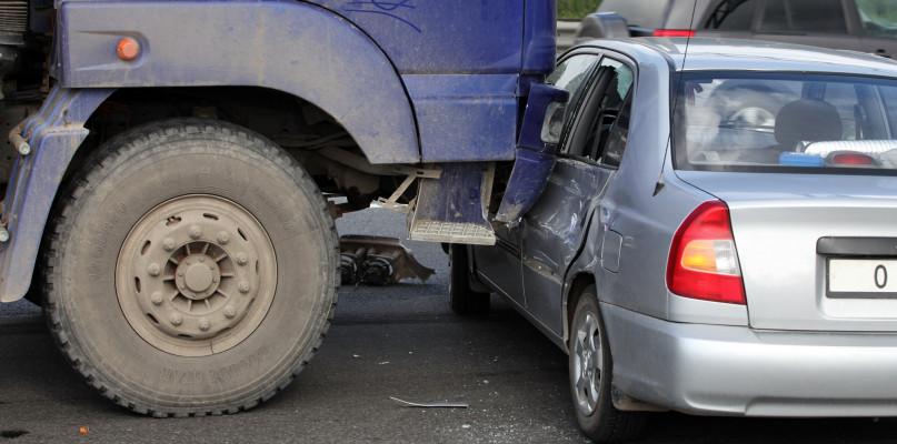 Naczepa ciężarówki wjechała w osobówkę. Zawinił przasnyszanin