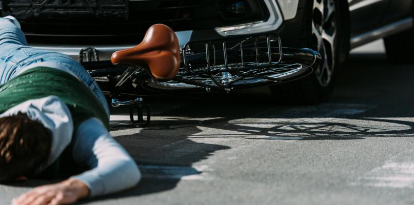 Kolejne potrącenia rowerzystów. Jeden przez autobus, drugi przez samochód