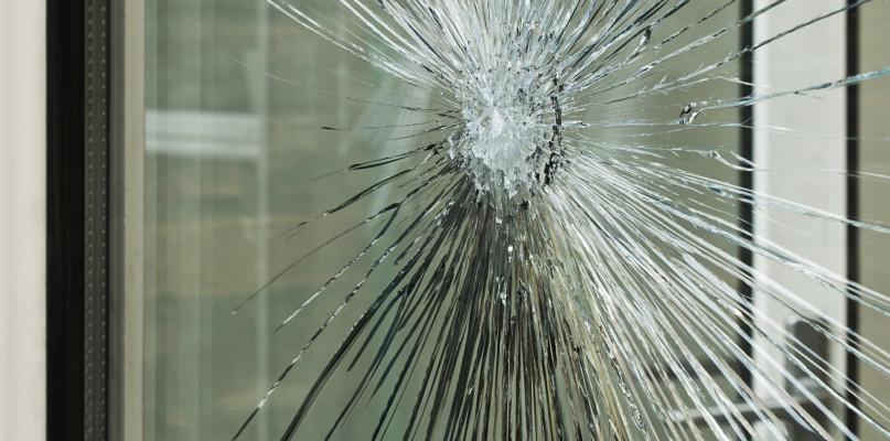 Zbił szybę w szpitalu. Miał ku temu ważny powód
