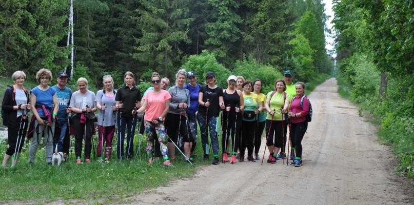 Majowy Nordic Walking przyciągnął trzydzieści osób