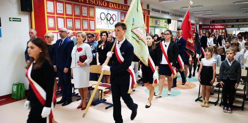 Szkolne uroczystości ze sztandarem w tle w Chorzelach 