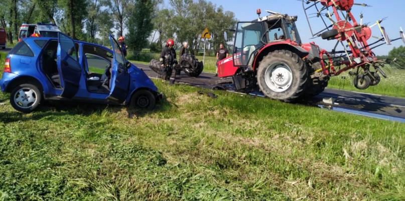 Wypadek ciągnika z osobówką. Droga zablokowana!