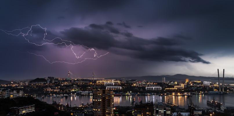 Nadchodzą burze z gradem. IMGW ostrzega