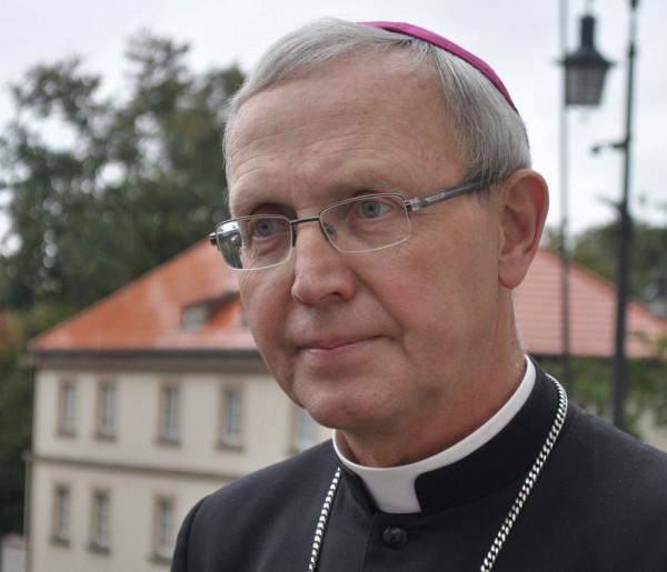 Biskup Libera spędzi pół roku u kamedułów