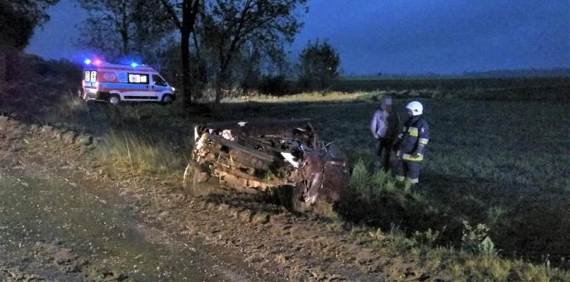 Golf wylądował w rowie. Jechała nim kobieta z małym dzieckiem