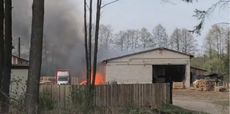 Zobacz wideo z pierwszego natarcia strażaków podczas pożaru Tartaku