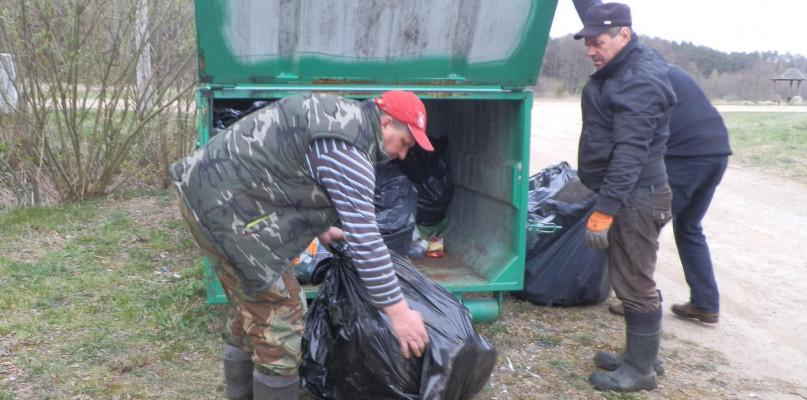 Wędkarze zebrali ogrom śmieci w Karwaczu