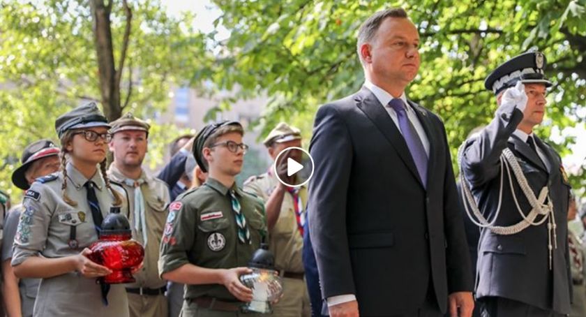 Przasnyscy Harcerze asystowali Prezydentowi Andrzejowi Dudzie w złożeniu kwiatów